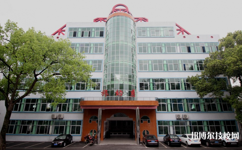 重庆工商学校2022年招生办联系电话