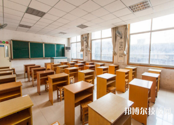 重庆建筑高级技工学校2022年招生办联系电话