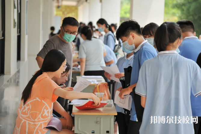 江苏吴江中等专业学校2022年招生办联系电话