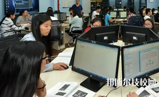 重庆中专学校有哪些专业适合女生?中专学校适合女生的专业其实是很多的，像同学们常见的专业就有护理专业，还有药剂专业都是选择比较多的专业，但大家也都知道这两个专业不仅学起来很累，以后的工作也是比较累的，所以要选择这两个专业也需要同学能做好坚持下去的准备。但也还有其他专业可以选择。  电子商务专业 这个专业也是非常火爆的一个专业，对于学生非常有吸引力，并且还不仅限于女生。  电商的兴起让很多人感受到了科技发展为我们生活带来的诸多便捷，其中的电商直播也是当前非常热门的行业  报考建议：电子商务分技术类和营销服务类，技术类侧重电商平台的设计、建设、大数据建立等，而营销服务类，则侧重网店的推广、营销、网店的管理、客服、售后等，后者工作内容相对轻松、工作稳定，女生选择后者的较多。  计算机平面设计专业 平面设计专业，很同学都非常感兴趣，作为应用面广泛的设计类型之一，平面设计师不仅受到众多企业的欢迎与喜爱，同时也是企业发展不可缺少的重要组成部分，所以只要学好平面设计，想要就业还是非常轻松的。  平面设计专业即属于计算机类专业，也可以归为艺术设计类专业，女生对色彩、艺术以及时尚都比较敏感，并且有着不错的审美观，所以平面设计是非常适合女生们学习的。  报考建议：既然是设计，那就要求大家要有一定的美术基础，有良好的审美，有创意有想法。如果学生现在没有美术基础也没关系，现在很多学校在初期都会开设美术基础课，帮助学生提升美术素养。大家在选择学校的时候可以详细咨询一下。  管理类(旅游管理)专业 旅游产业是一个蓬勃发展的产业，经济的发展、人们生活水平的提升必然会促进旅游业的发展。旅游管理方面的专业也是朝阳专业，随着旅游管理体系的逐步完善，理论与实践更好地结合起来后,旅游管理专业的前景非常光明。  近旅游管理专业涉及的就业面越来越宽，既有景区管理方面的，也有一线导游方面的，加之现在高标准康养中心的不断增多，旅游管理类专业人才需求量还是非常大的。  报考建议：导游的工作时间和工作地点都不能稳定。如果学生想侧重稳定一些的岗位，可以选择侧重景区开发、景区管理、景区讲解员方面工作。  选择专业要根据自身的实际情况与兴趣爱好来选择，这样学习起来也会比较轻松愉快，才能充分的发挥自己的潜力发挥出来。选择专业最忌讳的就是人云亦云，人家说那个好就选择那个，这个是不对的，这样选择过后学不进去是很痛苦的，以后做的职业也不是自己喜欢的就耽误了自己的人生。