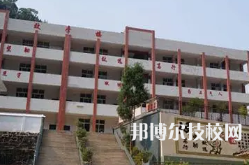 乐山卫生学校是中专吗