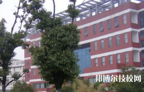 安庆工业学校是不是技校